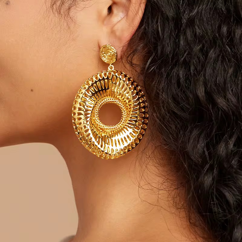 BOLD DANGLING EARINGS